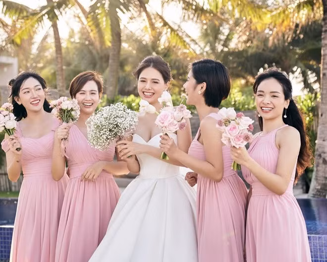 Điểm chung của 4 nàng phù dâu là nhan sắc xinh đẹp, tươi trẻ. Đứng bên cạnh cô dâu Phanh Lee họ không hề bị lu mờ mà cùng nhau làm tôn lên nét rạng rỡ trong ngày vui này.
