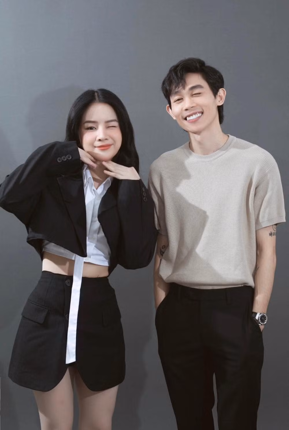 Về phía Hồng Thanh, khi nhận được hoa từ tình cũ, nam diễn viên cũng giữ thái độ vui vẻ và khá thoải mái. Bên cạnh đó, anh không quên gửi lời cảm ơn đến bạn gái cũ: "Em gửi lời cảm ơn Mie. Chúc cho Mie có show diễn thành công. Còn bây giờ em diễn bên này nên nếu lần này Mie không kịp đi coi thì lần sau".