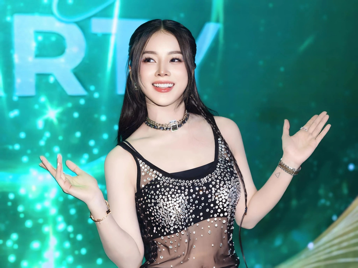 Sau chia tay, cô được nhận xét là nhan sắc ngày càng lên hương, tất bật chạy show cả trong nước lẫn quốc tế.