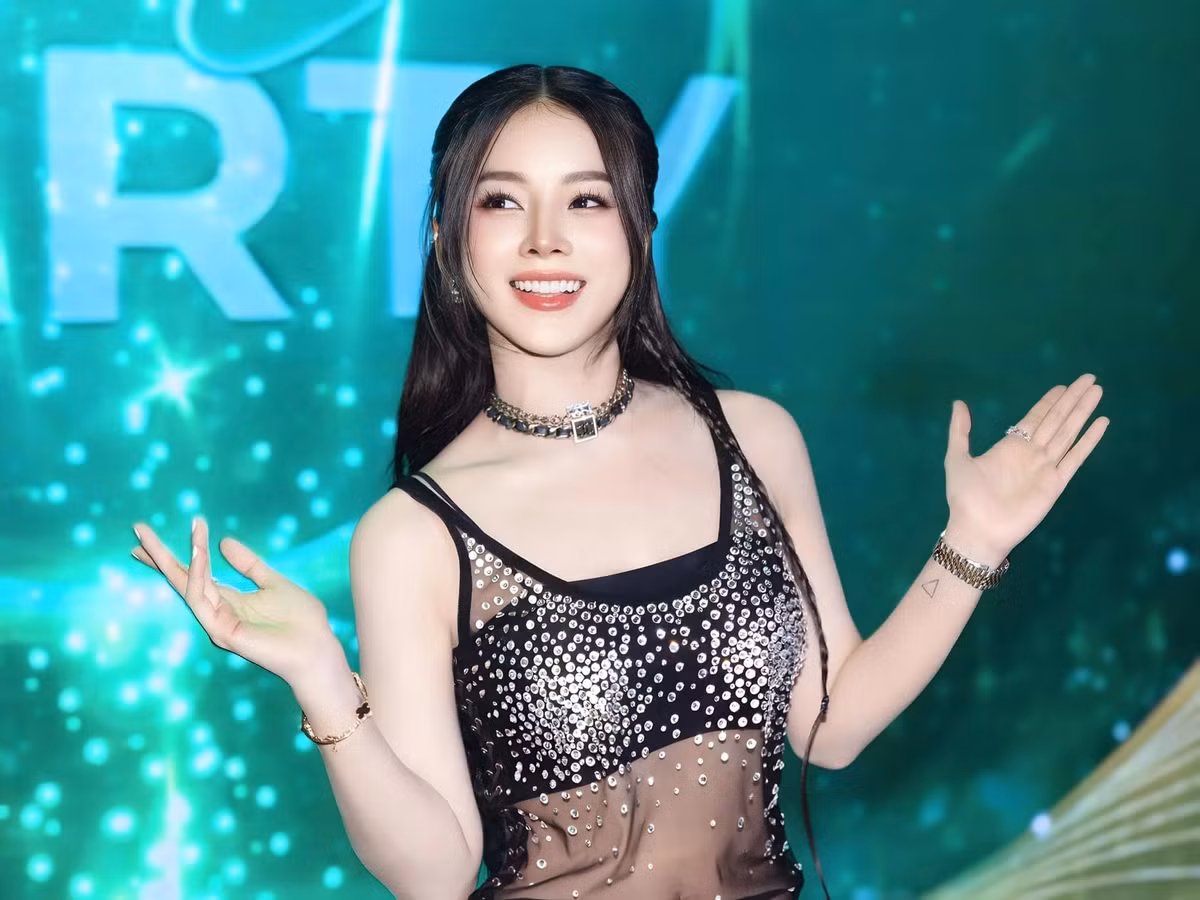 Sau chia tay, cô được nhận xét là nhan sắc ngày càng lên hương, tất bật chạy show cả trong nước lẫn quốc tế.