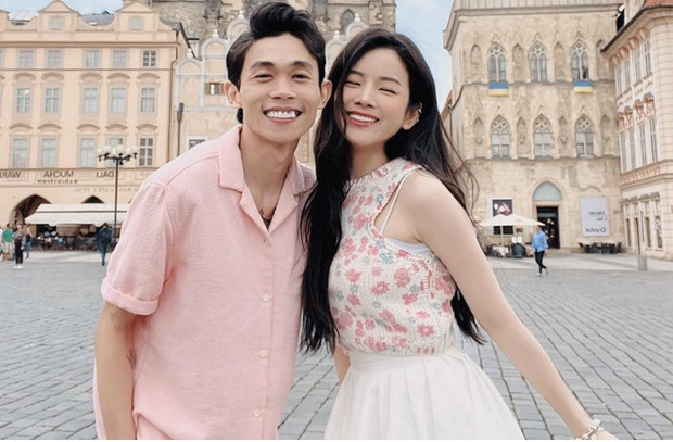 Từ ngày công khai chuyện tình cảm, Hồng Thanh và Mie đồng hành mọi lúc cả trong công việc lẫn cuộc sống. Theo thời gian, chuyện tình của cặp đôi được khán giả ủng hộ.