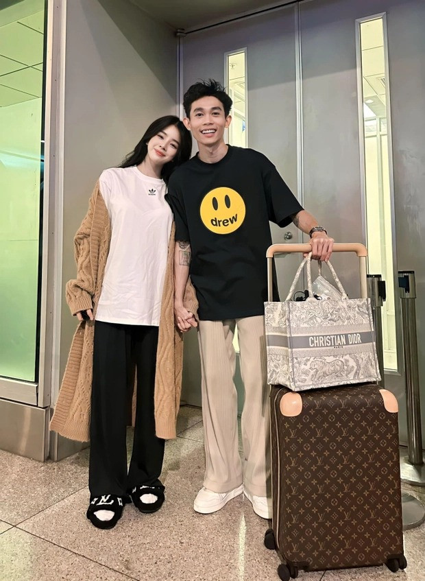 Trước đó, chuyện tình của cặp đôi này từng khiến không ít người ngưỡng mộ. Cặp đôi chính thức hẹn hò từ đầu năm 2020. Theo chia sẻ, cả hai quen nhau khi được mời biểu diễn trong một show ngoài trời ở Đà Nẵng. Từ lần đó, bẵng đi 2 năm sau, cặp đôi mới gặp lại trong một quán cà phê và bắt đầu làm quen.