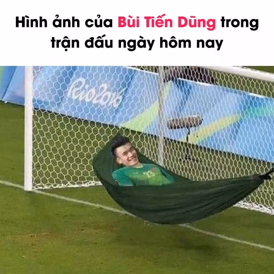 Thủ thành Bùi Tiến Dũng được bình chọn là cầu thủ thi đấu mờ nhạt nhất trận vì không thấy anh xuất hiện trên khung hình.