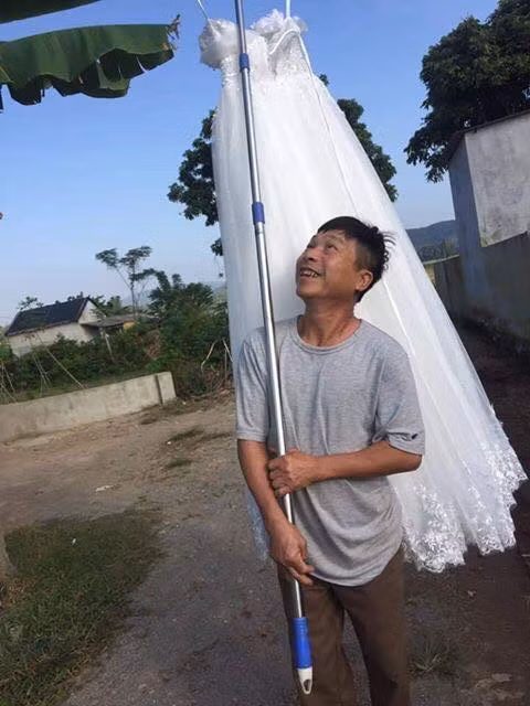 Gai e lay chong, dan mang chu y toi hanh dong khac thuong cua ong bo