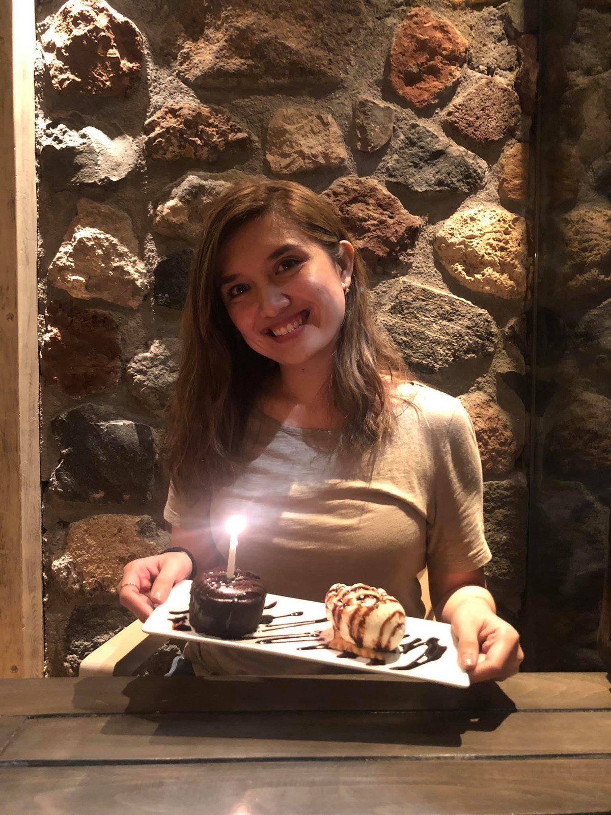 Maviel Gonzales là phóng viên xinh đẹp nổi tiếng tại Philippiens. Trên trang cá nhân cô nàng có gần 14 nghìn lượt theo dõi.