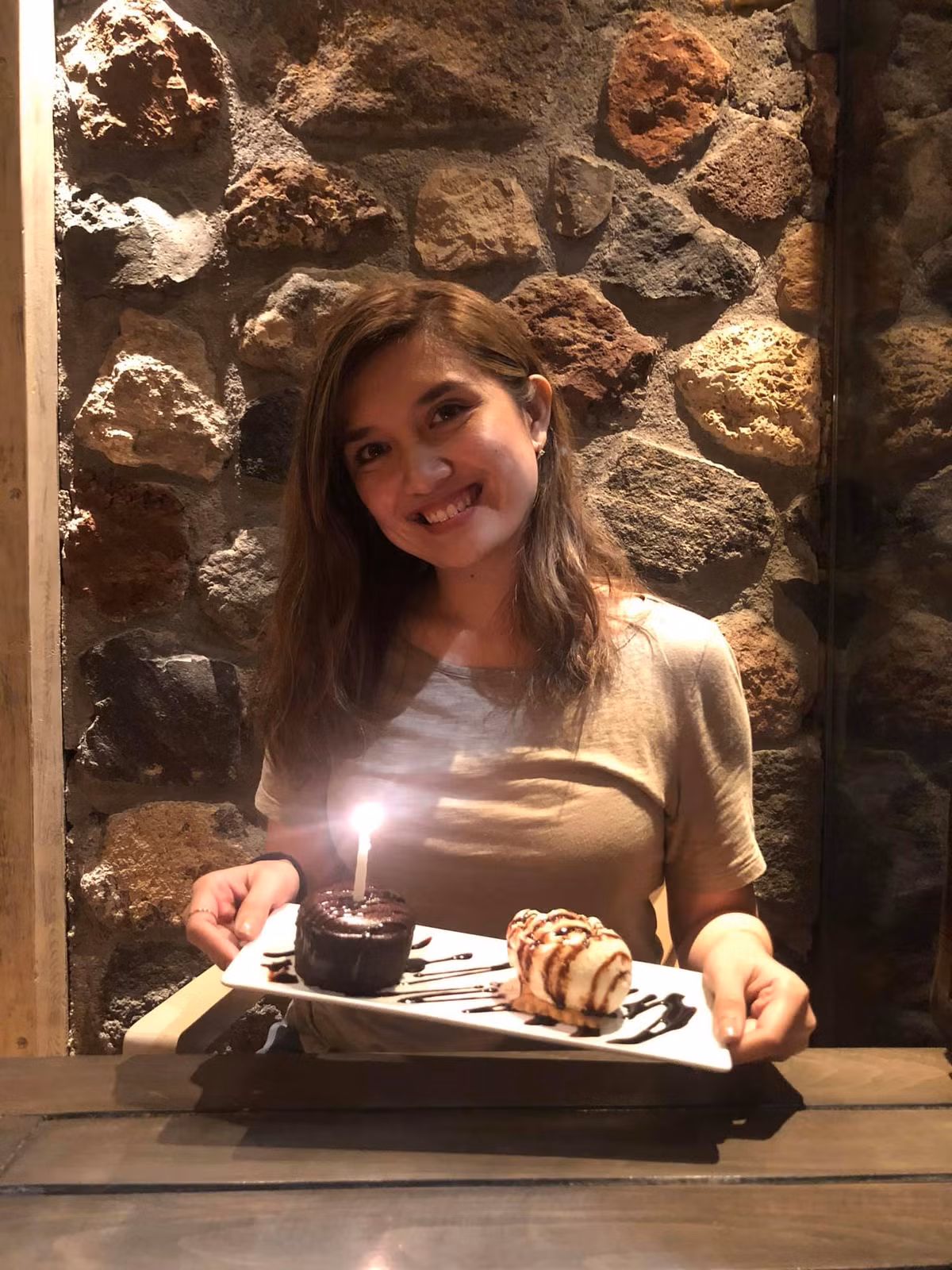 Maviel Gonzales là phóng viên xinh đẹp nổi tiếng tại Philippiens. Trên trang cá nhân cô nàng có gần 14 nghìn lượt theo dõi.