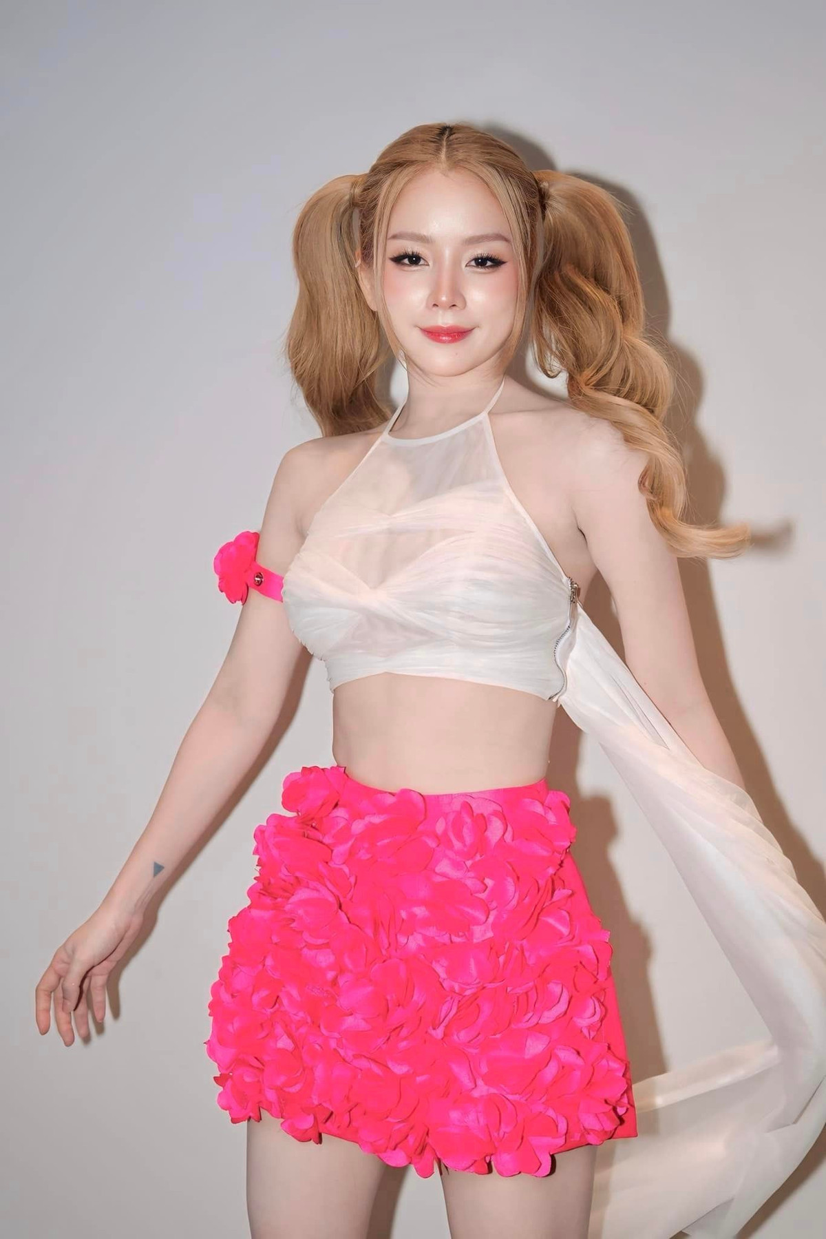 Gần đây, DJ Mie được khen ngợi rất nhiều về nhan sắc. Cô nàng ngày càng có gu và phong cách thời trang rất ổn định. Mỗi lần xuất hiện, nàng DJ đều khiến nhiều người phải trầm trồ với vẻ ngoài của mình.