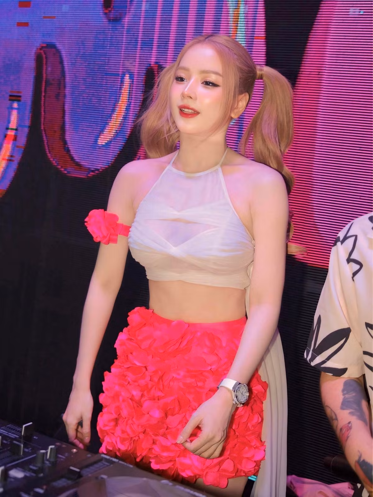 Trong các đêm diễn, cô nàng được khen ngợi bởi tinh thần tích cực, luôn hết mình với khán giả.