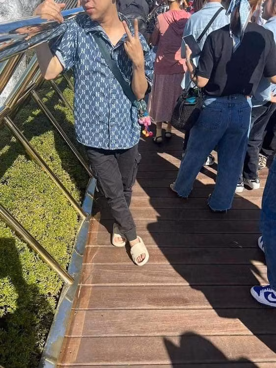 Cái thì không thấy mặt.