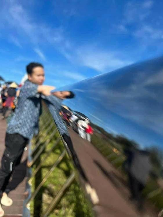 Theo đó, trong chuyến du lịch Đà Nẵng, khi đứng trên cây cầu sống ảo có hình bàn tay, anh chàng cũng muốn được chụp vài tấm ảnh cho "bằng bạn bằng bè".