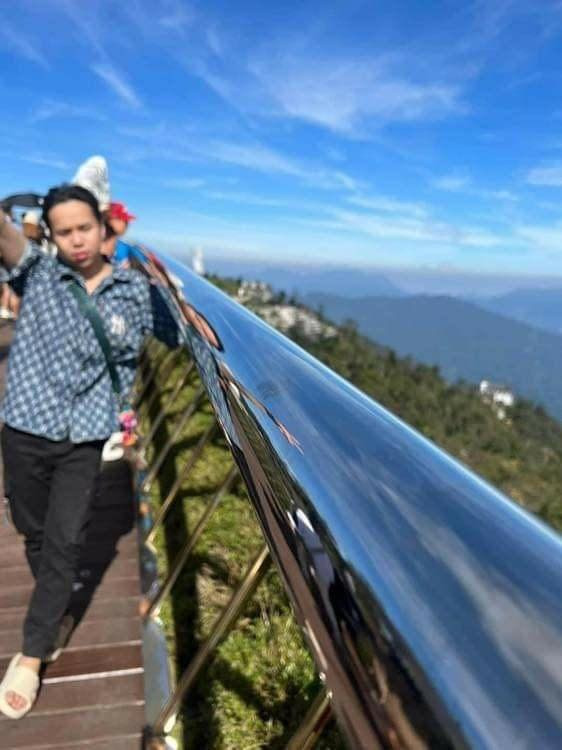 Không biết chụp người hay chụp thành cầu nữa.