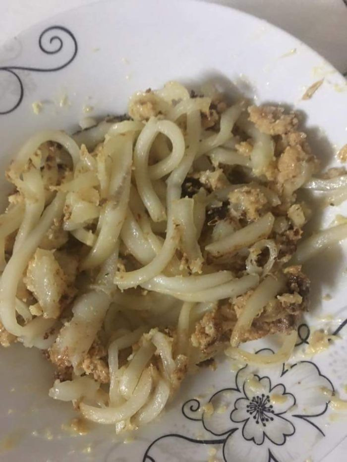 Rõ ràng là mứt nhưng nhìn cứ như món mì ống xào của nước Ý xa xôi. Tưởng món mặn mà hoá ra món ngọt, đúng là không nên "nhìn mặt bắt hình dong".