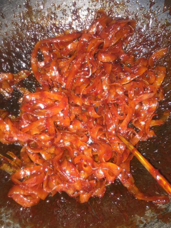 Do hơi quá tay cho gấc tạo mầu nên trông mứt dừa không khác gì món mì trộn...tương ớt. Nhìn kinh dị thế này thử hỏi ai dám ăn?