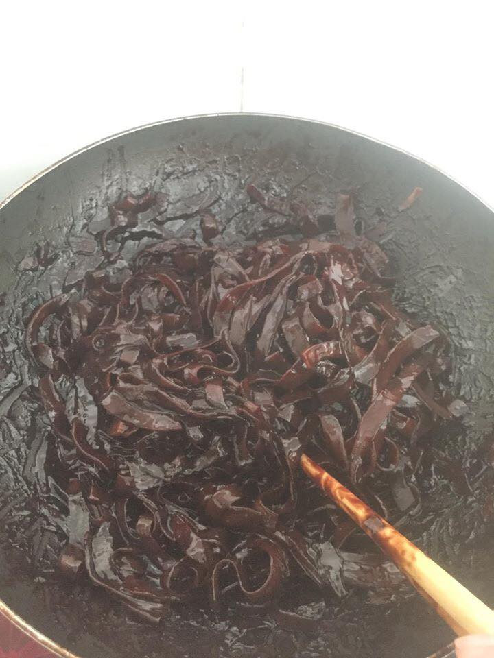 Thế nhưng đời không như là mơ, lúc chưa làm thì mơ mộng đến món mứt dừa ngon ngọt như ngoài hàng nhưng thành quả lại khiến ai nhìn cũng sợ chạy mất dép. Mới đây trên mạng xã hội xuất hiện tâm sự của một gái đảm về chuyện làm mứt khiến cộng đồng mạng không biết nên khóc hay nên cười.