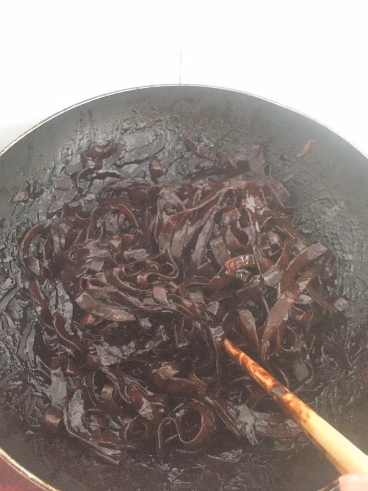 Thế nhưng đời không như là mơ, lúc chưa làm thì mơ mộng đến món mứt dừa ngon ngọt như ngoài hàng nhưng thành quả lại khiến ai nhìn cũng sợ chạy mất dép. Mới đây trên mạng xã hội xuất hiện tâm sự của một gái đảm về chuyện làm mứt khiến cộng đồng mạng không biết nên khóc hay nên cười.