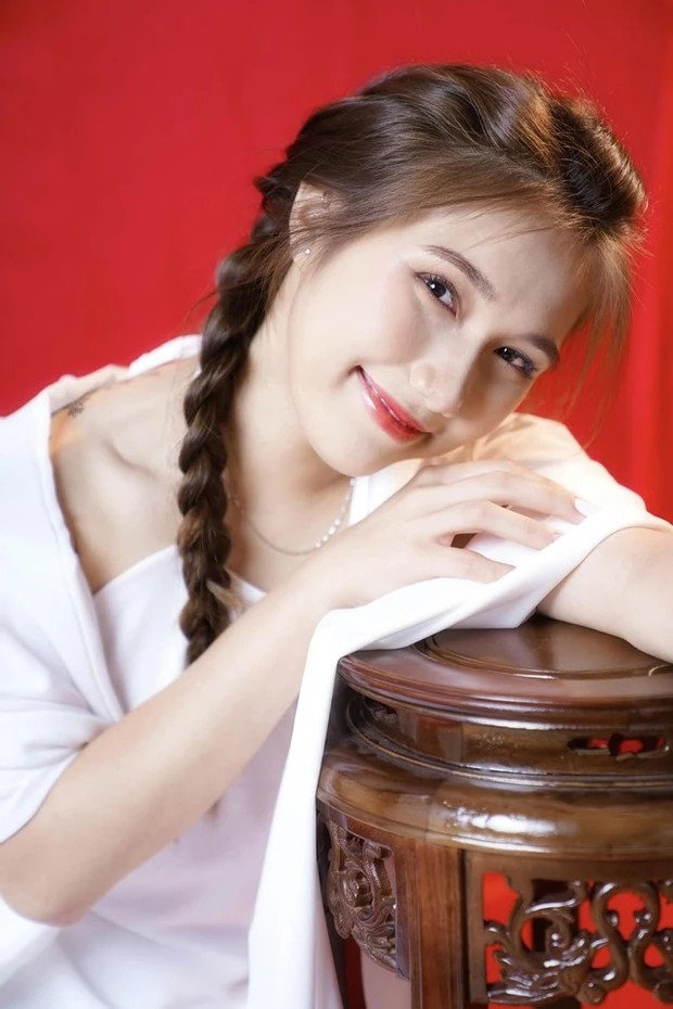 Nữ chủ công có nhan sắc ngọt ngào, trong trẻo.