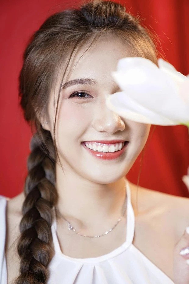 Cô nàng sinh năm 2006 có nụ cười "đốn tim" người đối diện.