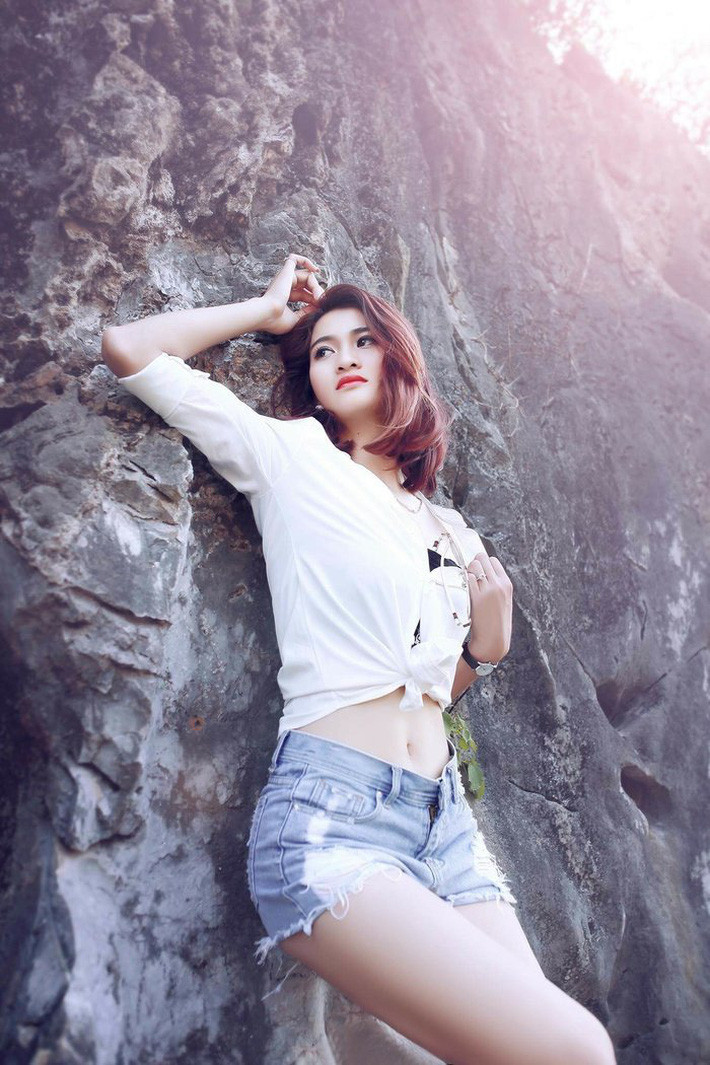 Mạnh mẽ trong thi đấu là vậy nhưng Nguyễn Thị Oanh bên ngoài có tính cách giống với tất cả các cô gái tuổi đôi mươi khác. Cô nàng thích gặp gỡ bạn bè, đi ăn những món yêu thích, trang điểm và chụp ảnh xinh đẹp.