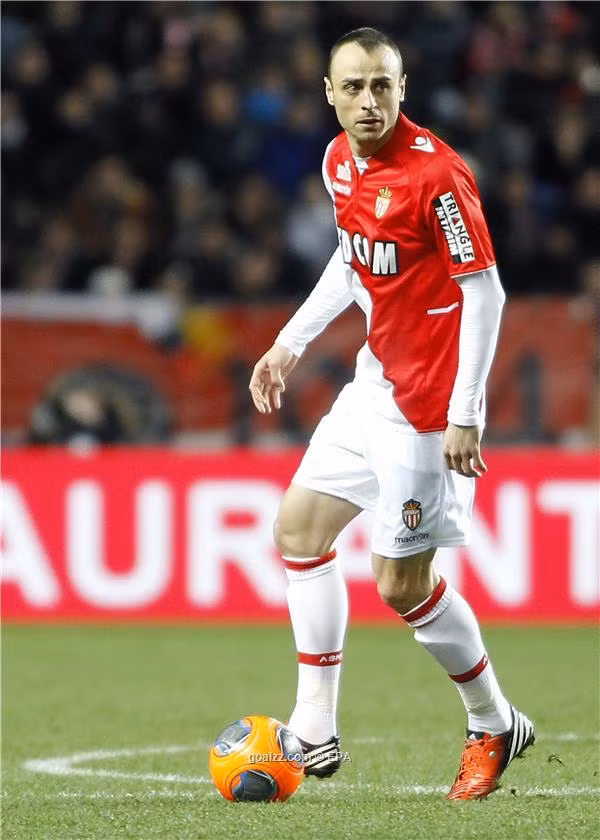  Dimitar Berbatov (AS Monaco): Phong cách chơi bóng hào hoa và lãng tử đã làm nên thương hiệu đặc trưng cho chân sút xứ Hoa hồng này. Tuy nhiên khả năng săn bàn và chớp cơ hội trong khu cấm địa của anh rất đáng sợ. 6 năm liên tiếp là cầu thủ xuất sắc nhất Bulgari, từng là chân sút số 1 tại Bayern Leverkusen và Tottenham, và 1 lần giành danh hiệu vua phá lưới Premier League đủ để nói lên anh nguy hiểm như thế nào.