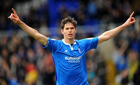  Nikola Zigic (Birmingham): Sở hữu chiều cao lên tới 2m02 nên việc di chuyển với tốc độ cao là điều khó khăn đối với tiền đạo cao kều này. Từ việc di chuyển liên tục để kết hợp với các tiền vệ thì Zigic đã chuyển qua lối chơi trực chờ vòng cấm để tìm kiếm cơ hội ghi bàn. Ngoài ra với lợi thế chiều cao của mình, anh luôn tận dụng tốt nó trong không chiến và không ít tình huống đã mang về bàn thắng. 