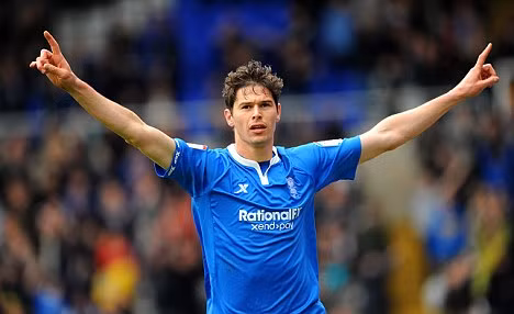  Nikola Zigic (Birmingham): Sở hữu chiều cao lên tới 2m02 nên việc di chuyển với tốc độ cao là điều khó khăn đối với tiền đạo cao kều này. Từ việc di chuyển liên tục để kết hợp với các tiền vệ thì Zigic đã chuyển qua lối chơi trực chờ vòng cấm để tìm kiếm cơ hội ghi bàn. Ngoài ra với lợi thế chiều cao của mình, anh luôn tận dụng tốt nó trong không chiến và không ít tình huống đã mang về bàn thắng. 