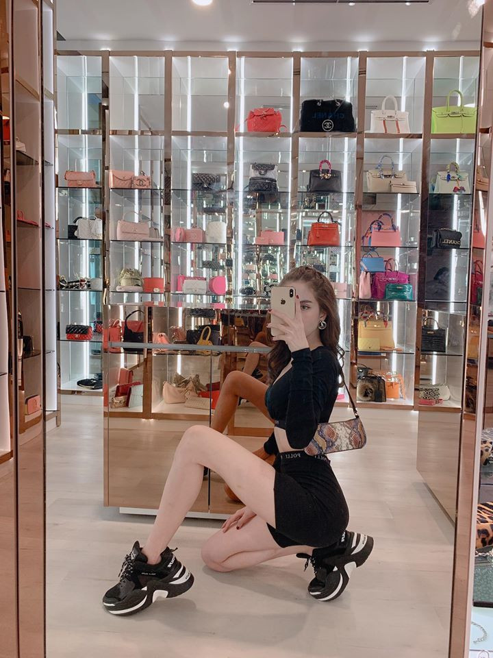 Dù đã nhắc đến không gian trưng bày đồ hiệu của mình trong các video trên Youtube nhưng góc "sống ảo" của Ngọc Trinh vẫn làm người hâm mộ trầm trồ. (Ảnh: FBNV)