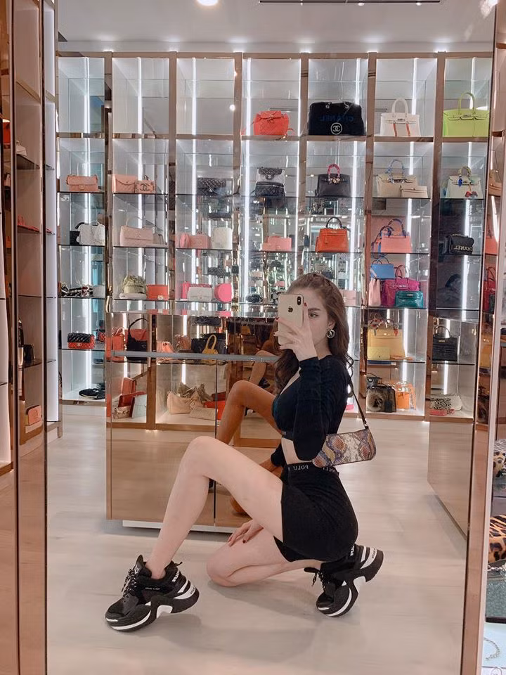 Dù đã nhắc đến không gian trưng bày đồ hiệu của mình trong các video trên Youtube nhưng góc "sống ảo" của Ngọc Trinh vẫn làm người hâm mộ trầm trồ. (Ảnh: FBNV)