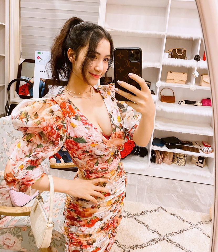 Dù không đồ sộ như nhiều "yêu nữ hàng hiệu" khác nhưng việc có không gian riêng trưng bày túi hiệu, thử đồ đủ để thấy độ chịu chi "không phải dạng vừa" của Hòa Minzy. (Ảnh: FBNV)