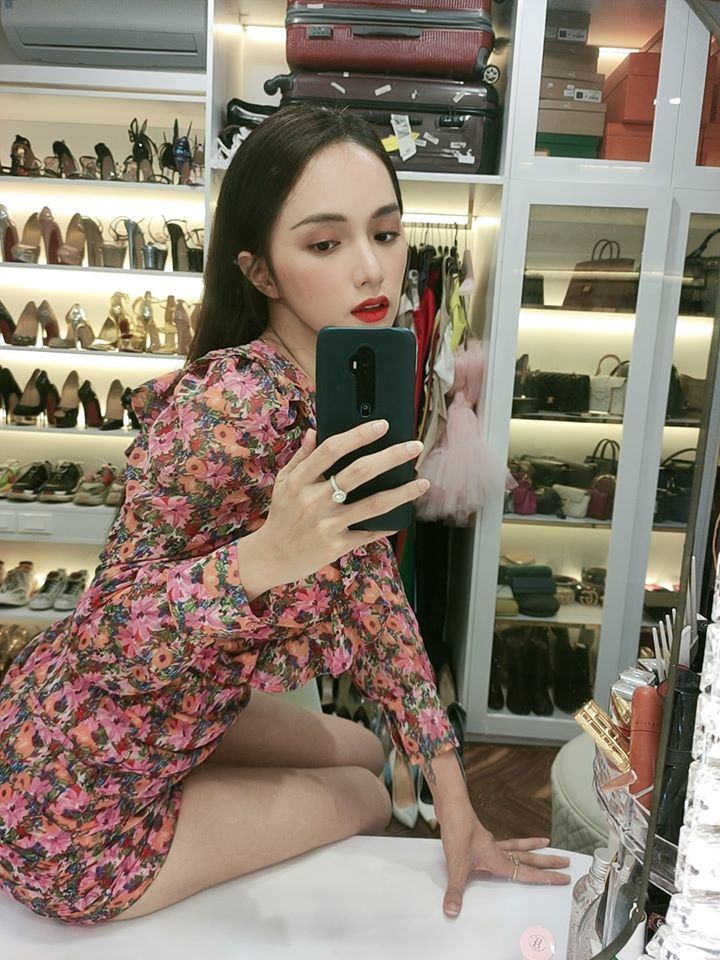 Hương Giang không kém cạnh khi khoe hình ảnh "sống ảo" qua gương, cô được khen xinh đẹp và chỉn chu ngay cả khi ở nhà. (Ảnh: FBNV)