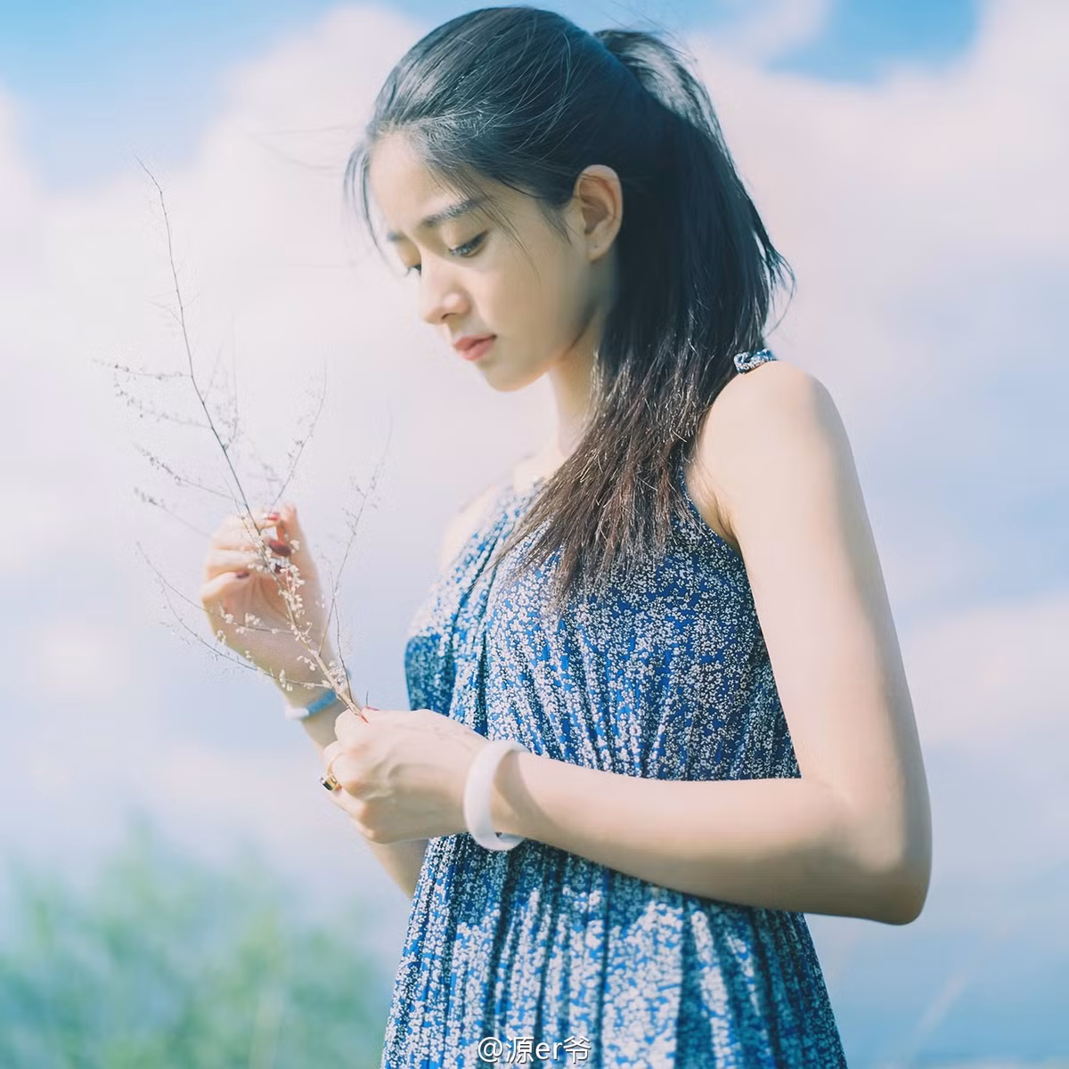 Tuy là một hot girl rất được yêu thích và nổi tiếng ở trường, nhưng Tôn Ức Văn lại có một tính cách dịu dàng như nước, điềm tĩnh như một thiếu nữ cổ điển.