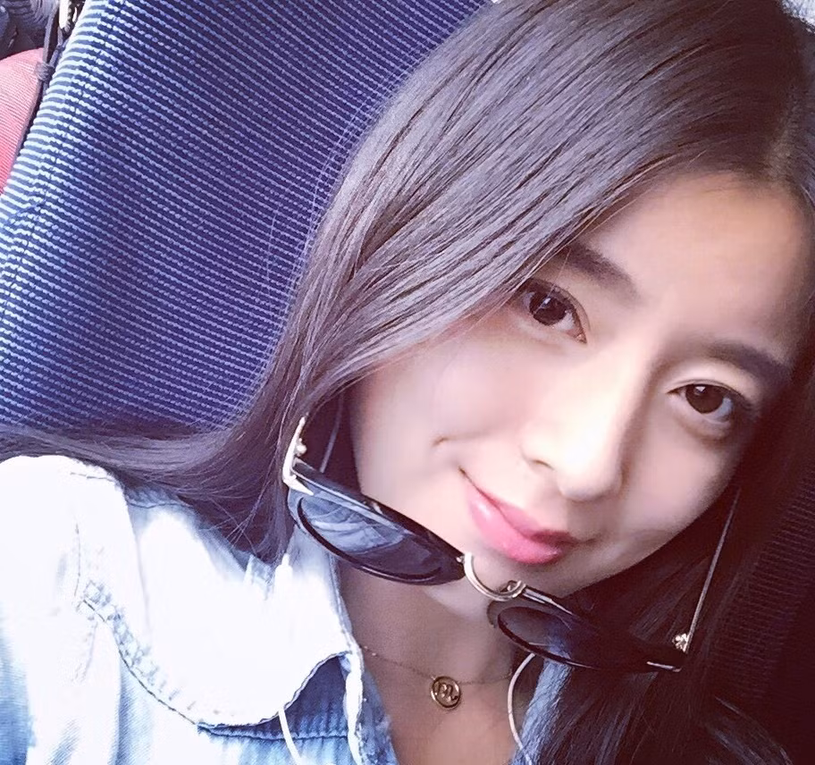 Sở hữu khuôn mặt xinh đẹp, thân hình cao ráo, thon gọn chuẩn mực, Ức Văn cũng thường xuyên nhận được lời mời làm mẫu ảnh.