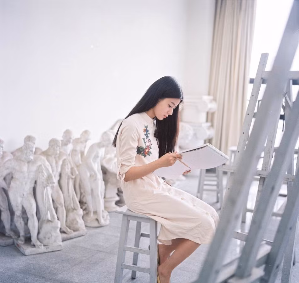 Bên cạnh đó, 9X cung Bọ Cạp còn đặc biệt yêu thích hội họa, thú vui tao nhã mỗi khi rảnh rỗi là cầm cọ vẽ.