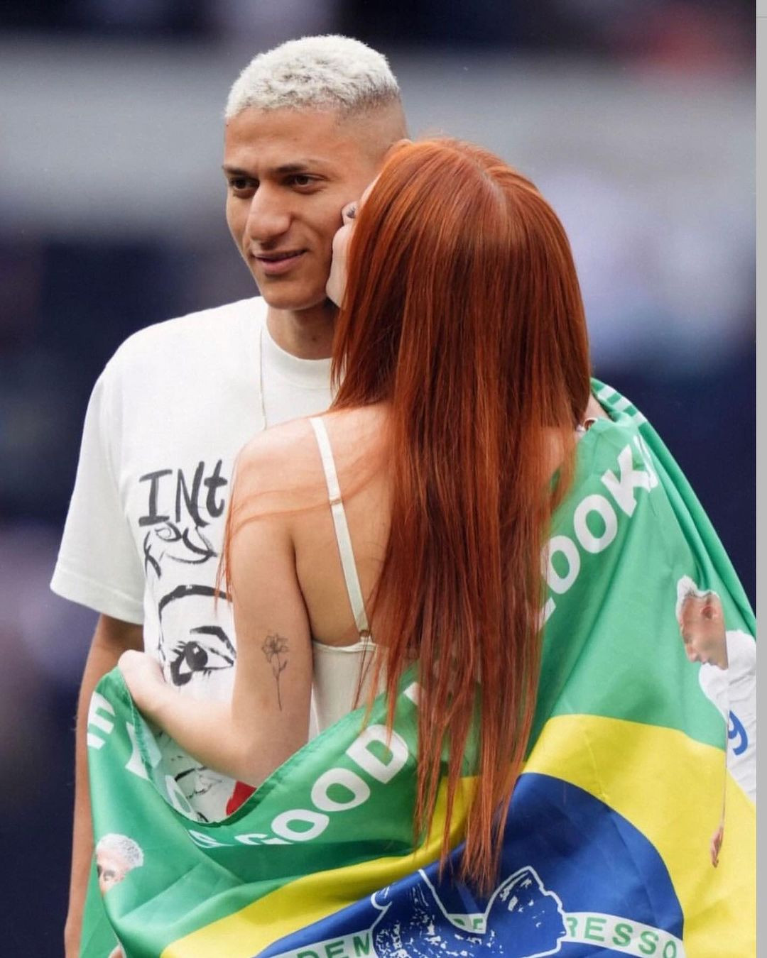 Thông tin hẹn hò của Richarlison và Amanda được tiết lộ khi cả hai lần đầu đi nghỉ dưỡng cùng bạn bè ở Brazil hồi tháng 7 năm ngoái. Cô gái 20 tuổi là sinh viên luật tại một trường tư thục ở Sao Paulo, Brazil