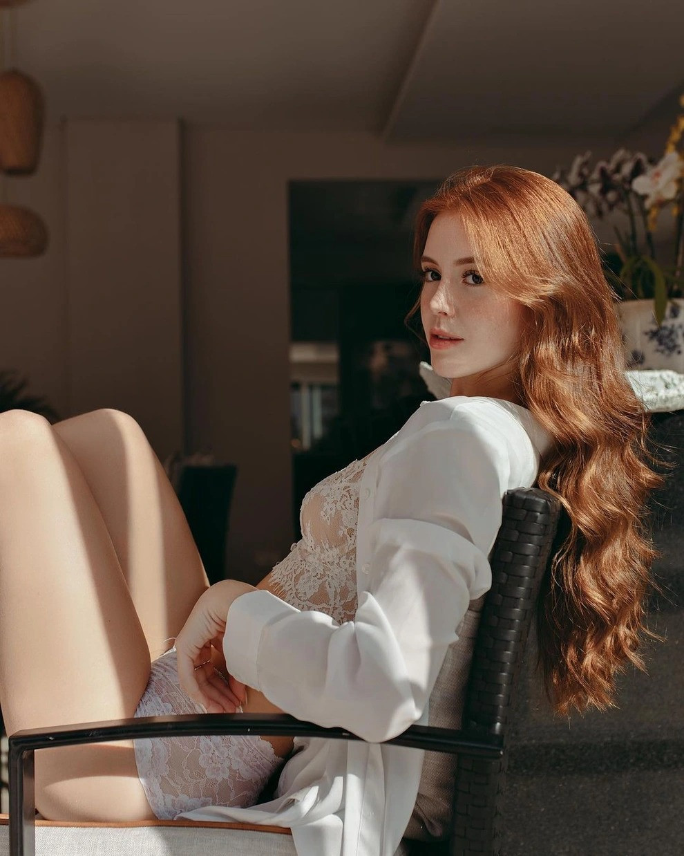 Cô nàng sở hữu mái tóc màu cam cực ấn tượng.