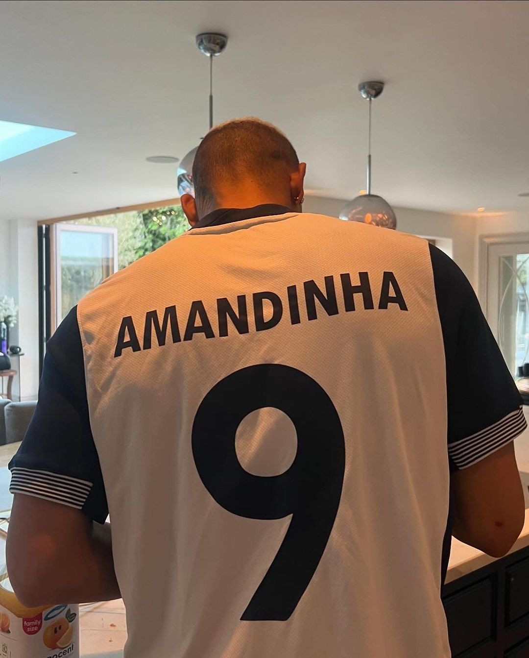 Cầu thủ 26 tuổi người Brazil thậm chí còn mặc chiếc áo đấu được in tên của bạn gái. Hình ảnh này khiến rất nhiều người phải ca thán vì "cơm chó" này quá ngọt ngào.