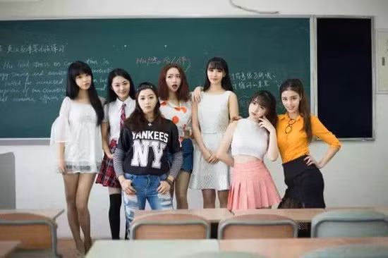 Cả lớp có 34 người trong đó có 24 nữ sinh, hầu hết đều là mỹ nữ. Nhóm "thất mỹ nữ cao 1m70" của lớp mới đây đã khiến cộng đồng mạng xứ Trung xôn xao khi tung ảnh tốt nghiệp mỗi người một phong cách, thể hiện đúng bản chất tính cách của mình.