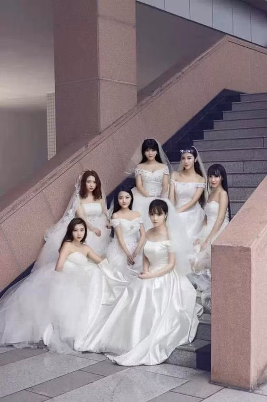 Họ mong rằng sau khi tốt nghiệp, dù có đi đâu, làm gì, thành công hay không, mỗi người trong số 7 mỹ nữ đều tìm được một cuộc sống vui vẻ êm đềm, một người chồng vì mình hết lòng yêu thương.