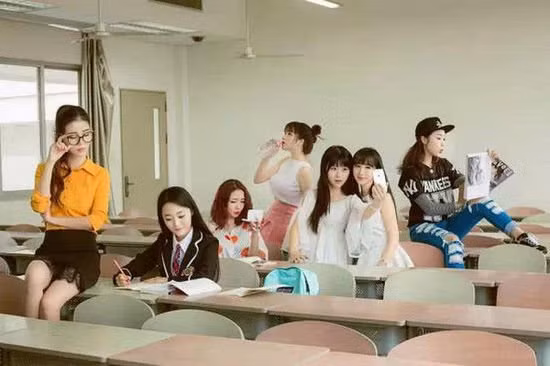 Xinh đẹp, trẻ trung, tài năng, mỗi người đẹp theo một vẻ khác nhau, bộ ảnh kỷ yếu của những nữ sinh phát thanh của một trường đại học Trung Quốc khiến người xem không khỏi ngạc nhiên vì sự độc đáo của nó.