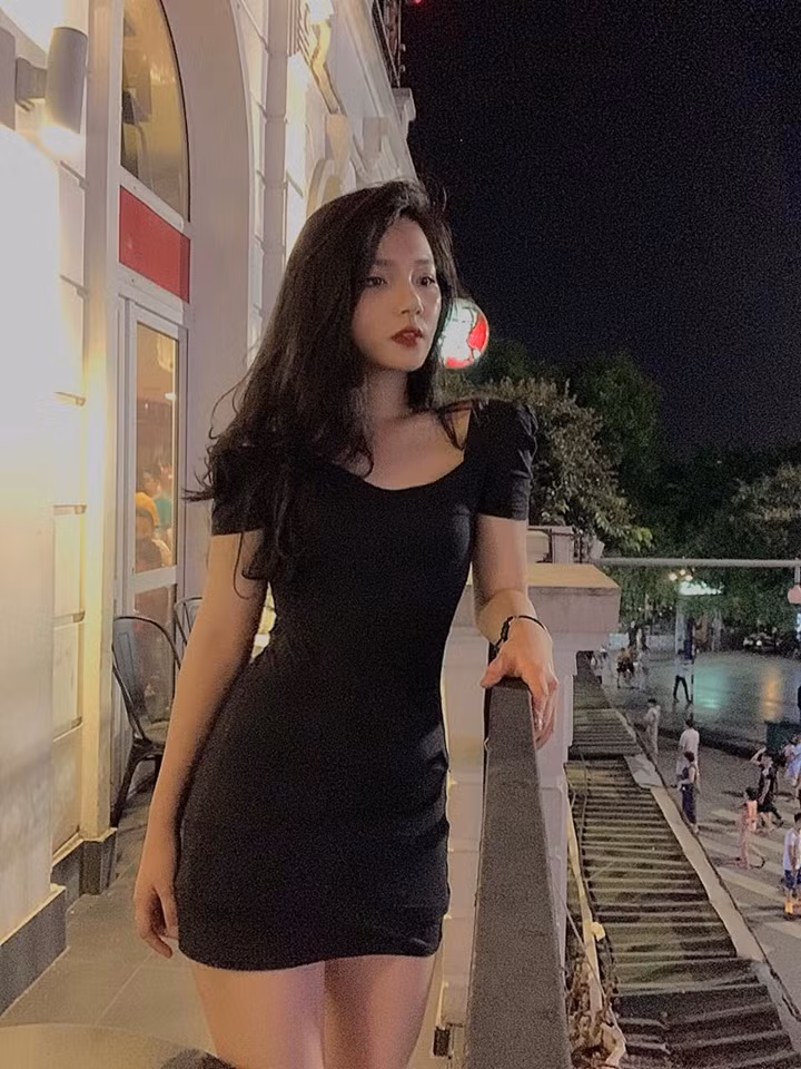 Tài khoản N.N bình luận: "Vừa xinh vừa giỏi. Có khi Diệu Anh lại là nữ MC truyền hình nổi tiếng như đàn chị đấy".