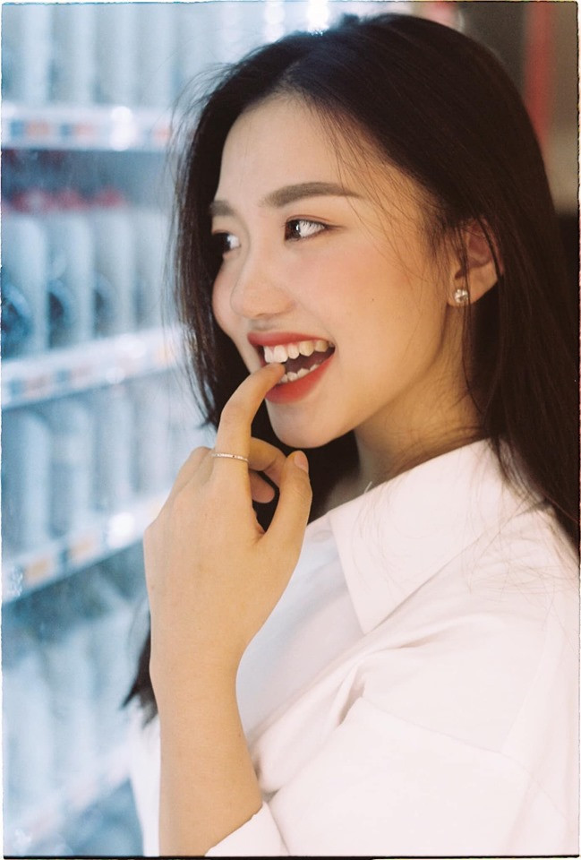 "Lại thêm 1 gái báo chí xinh "sương sương" nữa này", "Vy cười xinh lắm ấy" là những lời khen của nhiều dân mạng dành cho hot girl trường báo Hà Vy.