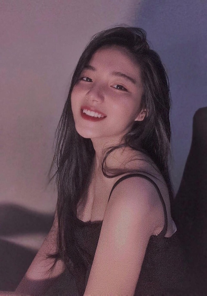 Diệu Anh được nhiều dân mạng khen ngợi với gương mặt thanh thoát, mái tóc đen dài nữ tính và chiều cao 1,7m ấn tượng.