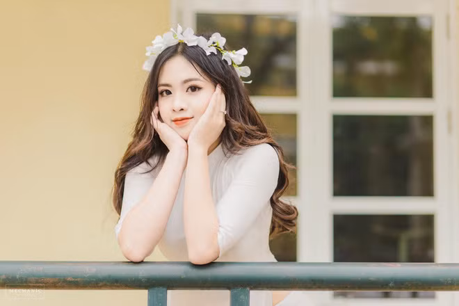 Thu Trang gây ấn tượng với gương mặt bầu bĩnh, đôi mắt to tròn khả ái và làn da trắng sáng. "Đáng yêu như em bé" là lời bình luận của dân mạng dành cho cô nàng.