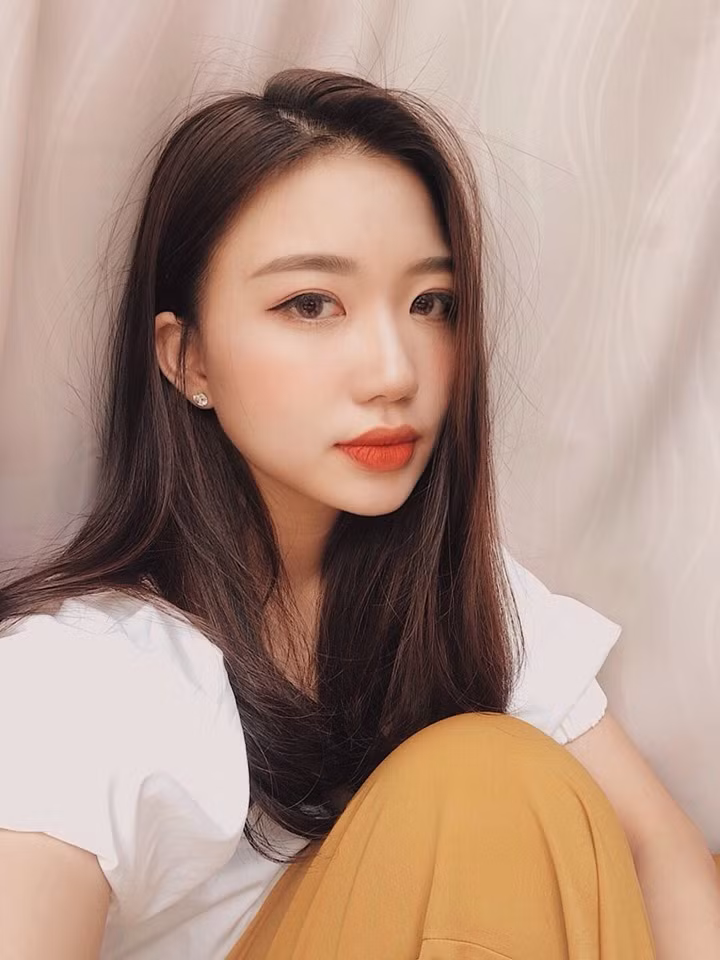 Hà Vy theo đuổi phong cách nữ tính, quyến rũ và hiện đại. Trang Instagram của cô nàng không có nhiều bài đăng nhưng vẫn thu hút gần 20.000 lượt follower.