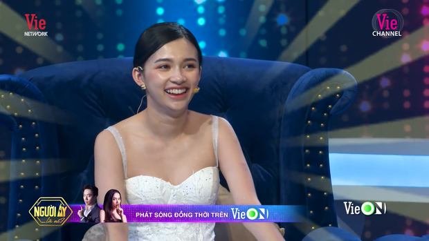 Cô nàng mất điểm hoàn toàn với mái tóc áp vào đầu khiến khuôn mặt trông khá thô, trang điểm cũng mờ nhạt, không có điểm nhấn.