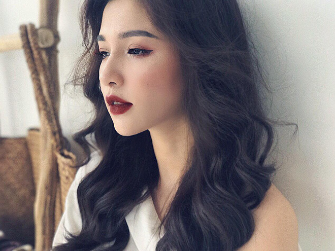 Liên quan đến việc này, hot girl cho biết: "Cả đêm hôm trước buổi quay, mình đã không ngủ được. Sáng mình dậy trễ nên vội vàng chạy lên chương trình luôn. Có thể do mình không chuẩn bị kĩ và cũng có thể do mình không ăn máy quay nữa".