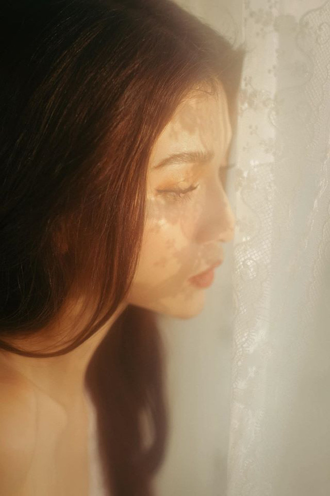 Đôi mắt to, mũi cao và nụ cười duyên khiến Diễm Quỳnh từ lâu đã nổi tiếng trên mạng xã hội. Thế nhưng những hình ảnh của cô trên sóng truyền hình khiến ai nấy đều đứng hình.