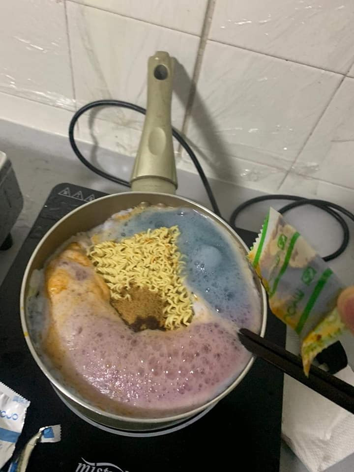 Nấu mì với bắp cải tím nhưng trông không khác gì đang điều chế thuốc độc. Nhìn cái màu tím tím, xanh xanh, vàng vàng lại sủi bọt thế kia thì ai dám ăn.