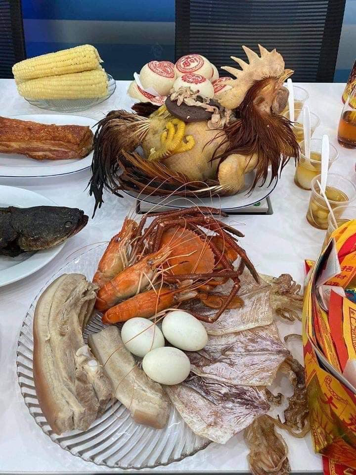 Để cả lông bày lên mâm cúng luôn cho đỡ phải mất công.