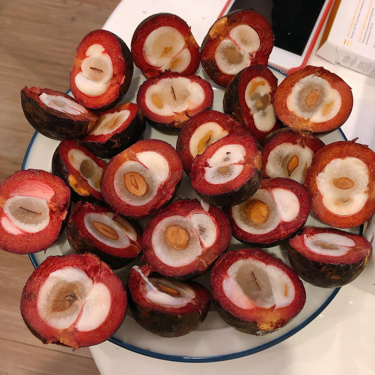 Thành viên cứng của hội "ghét bếp" đây rồi. Lần đầu tiên trong lịch sử loài người, ăn măng cụt theo phong cách thế này.