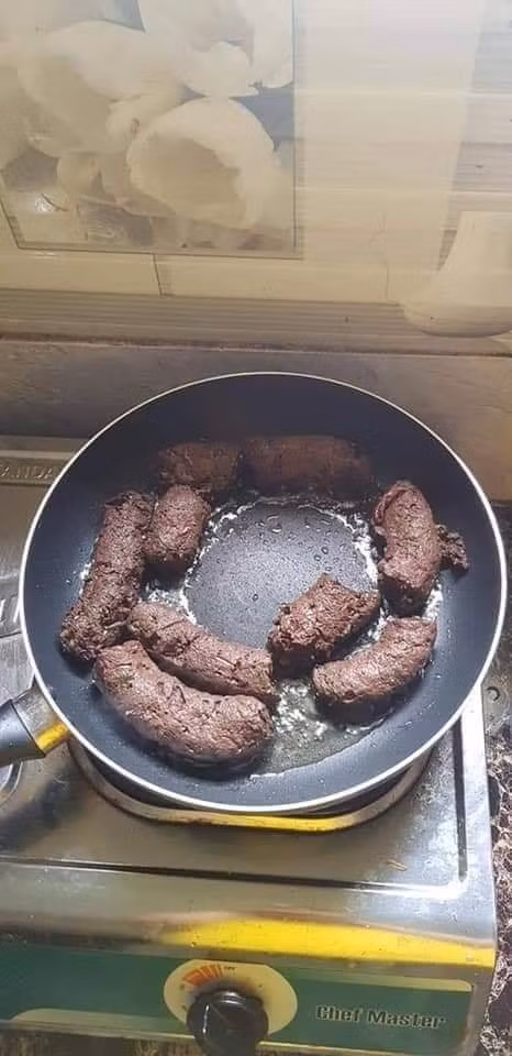 Mặc dân tình náo loạn lên hỏi, cô gái nhất quyết vẫn không tiết lộ đây là món gì.